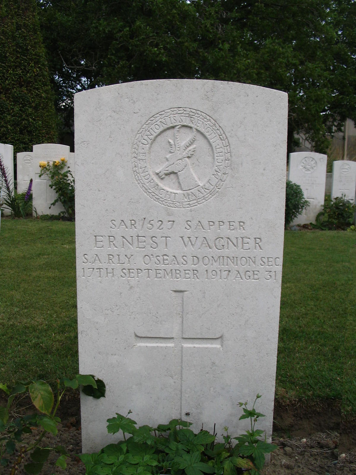 Photo from /search/photos/Belgium/Ieper, West-Vlaanderen/BLEUET FARM CEMETERY/SAF-WAGNER_E.JPG